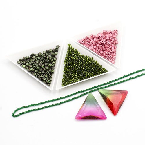BC 2023 WK 10 : Triangle Pendant Maroon Green 5x2mm for jewellery making