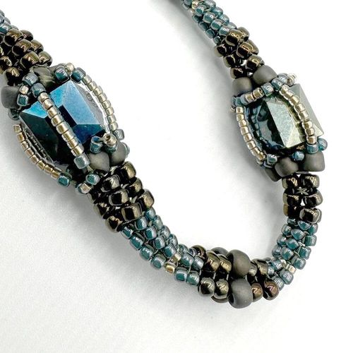 Opera Jewellery green gold jewelry making kit — DIY set with beads and instructions for creating handmade jewelry
