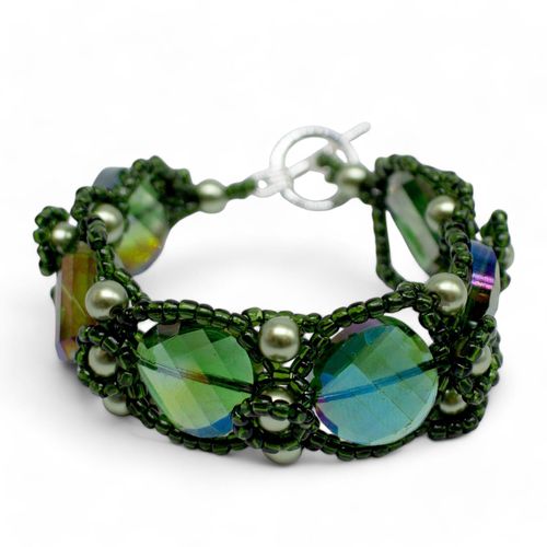 Curve Crystal Disc Bracelet Makes 3 green bracelet making kit — DIY set with beads and instructions for creating handmade jewelry