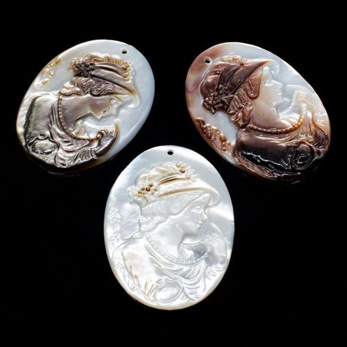 Mother of Pearl Pendant Oval Lady with Hat Right 40mm for jewellery making
