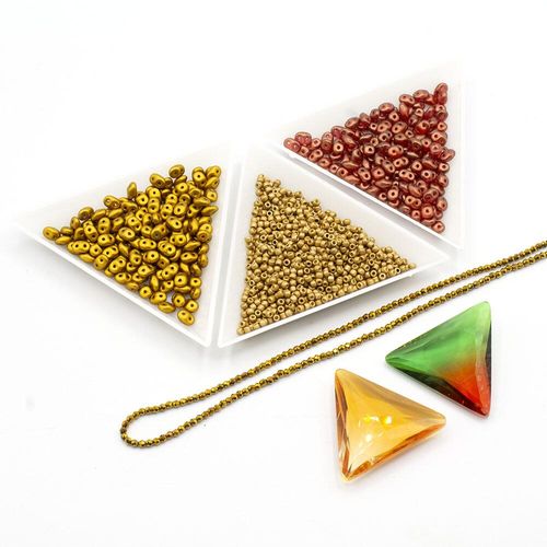 BC 2023 WK 10 : Triangle Pendant Cardinal Peach 5x2mm for jewellery making
