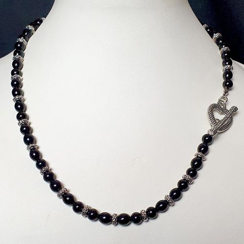 Amy Pearl Jewellery black jewelry making kit — DIY set with beads and instructions for creating handmade jewelry