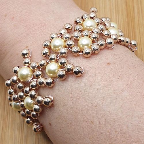 Yvonne Wire Bracelets light peach bracelet making kit — DIY set with beads and instructions for creating handmade jewelry