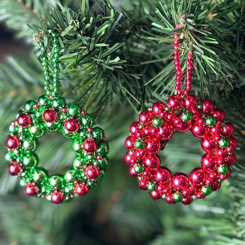 Acrylic Wreath Decorations Makes 7 green & red jewelry making kit — DIY set with beads and instructions for creating handmade jewelry