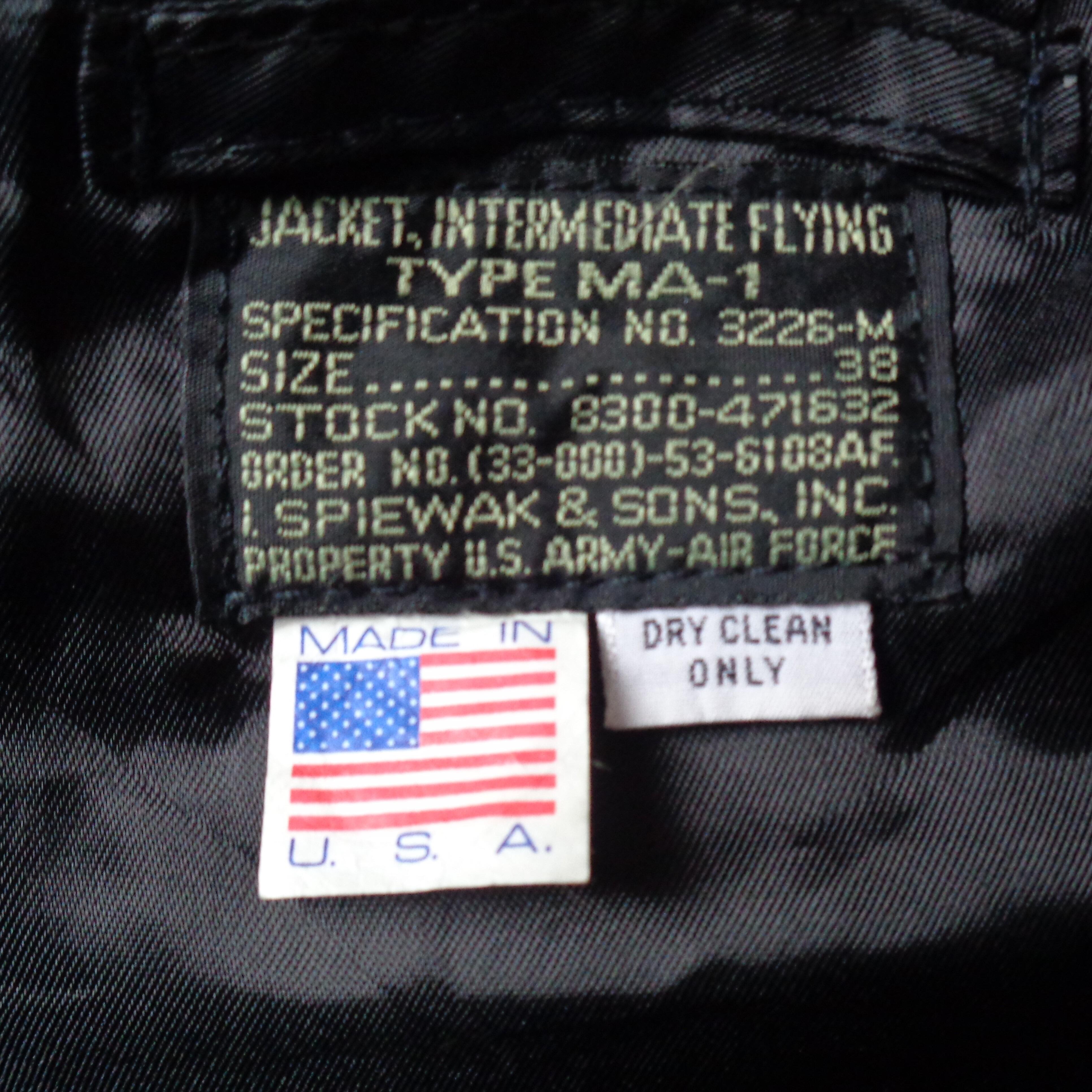 super cool Vintage I Spiewak & Sons Intermediate Flying MA-1 Bomber Reversible JACKET in light grey and black. Zip closure, ribbed collar, cuffs and waistband. Two hand pockets with press stud closure and a zipped pocket on the left arm, fully lined. Can be reversed so also has press stud pockets on the inside whichever way you choose to wear it. 100% nylon Made in USA- label