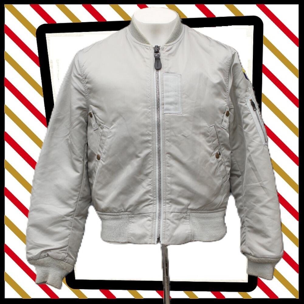 super cool Vintage I Spiewak & Sons Intermediate Flying MA-1 Bomber Reversible JACKET in light grey and black. Zip closure, ribbed collar, cuffs and waistband. Two hand pockets with press stud closure and a zipped pocket on the left arm, fully lined. Can be reversed so also has press stud pockets on the inside whichever way you choose to wear it. 100% nylon Made in USA