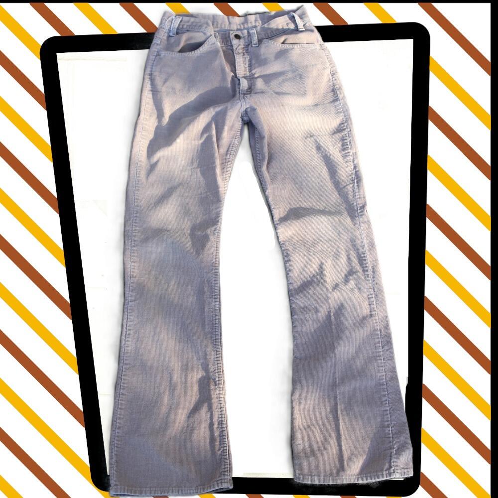 Cool pair of boot cut Levis needlepoint corduroy jeans/trousers- front
