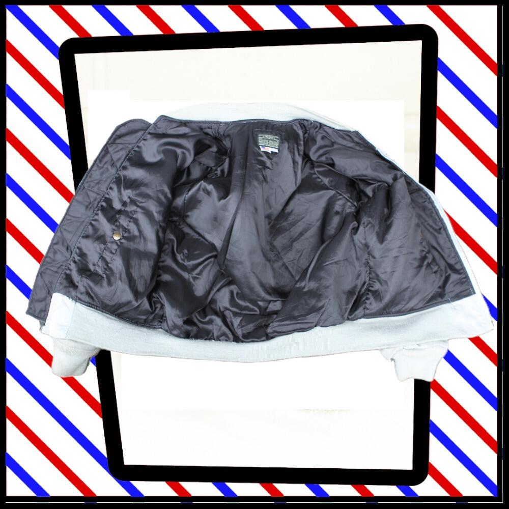 super cool Vintage I Spiewak & Sons Intermediate Flying MA-1 Bomber Reversible JACKET in light grey and black. Zip closure, ribbed collar, cuffs and waistband. Two hand pockets with press stud closure and a zipped pocket on the left arm, fully lined. Can be reversed so also has press stud pockets on the inside whichever way you choose to wear it. 100% nylon Made in USA- lining