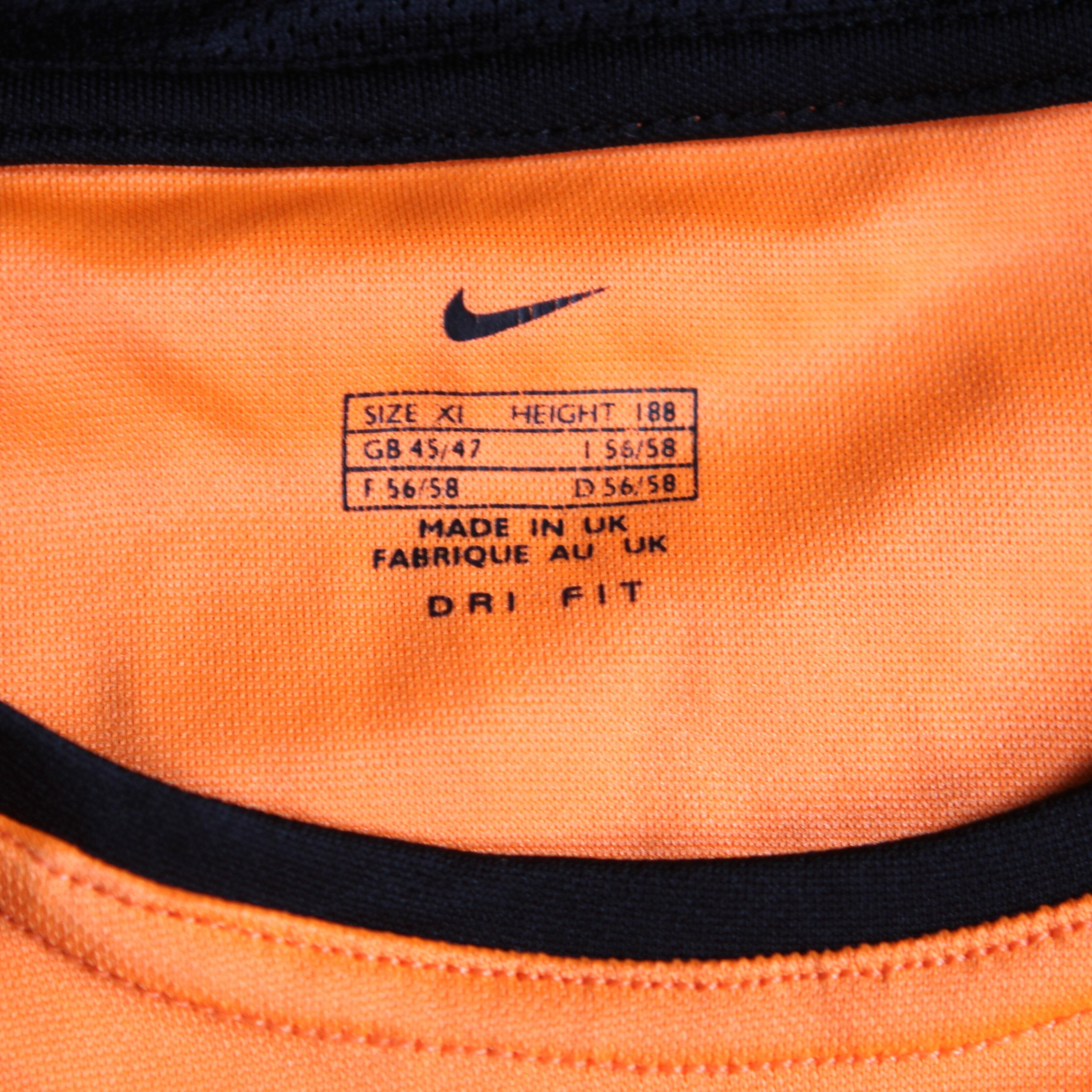 Fantastic Nike 2002-2004 Netherlands home football shirt featuring the KNVB crest- label