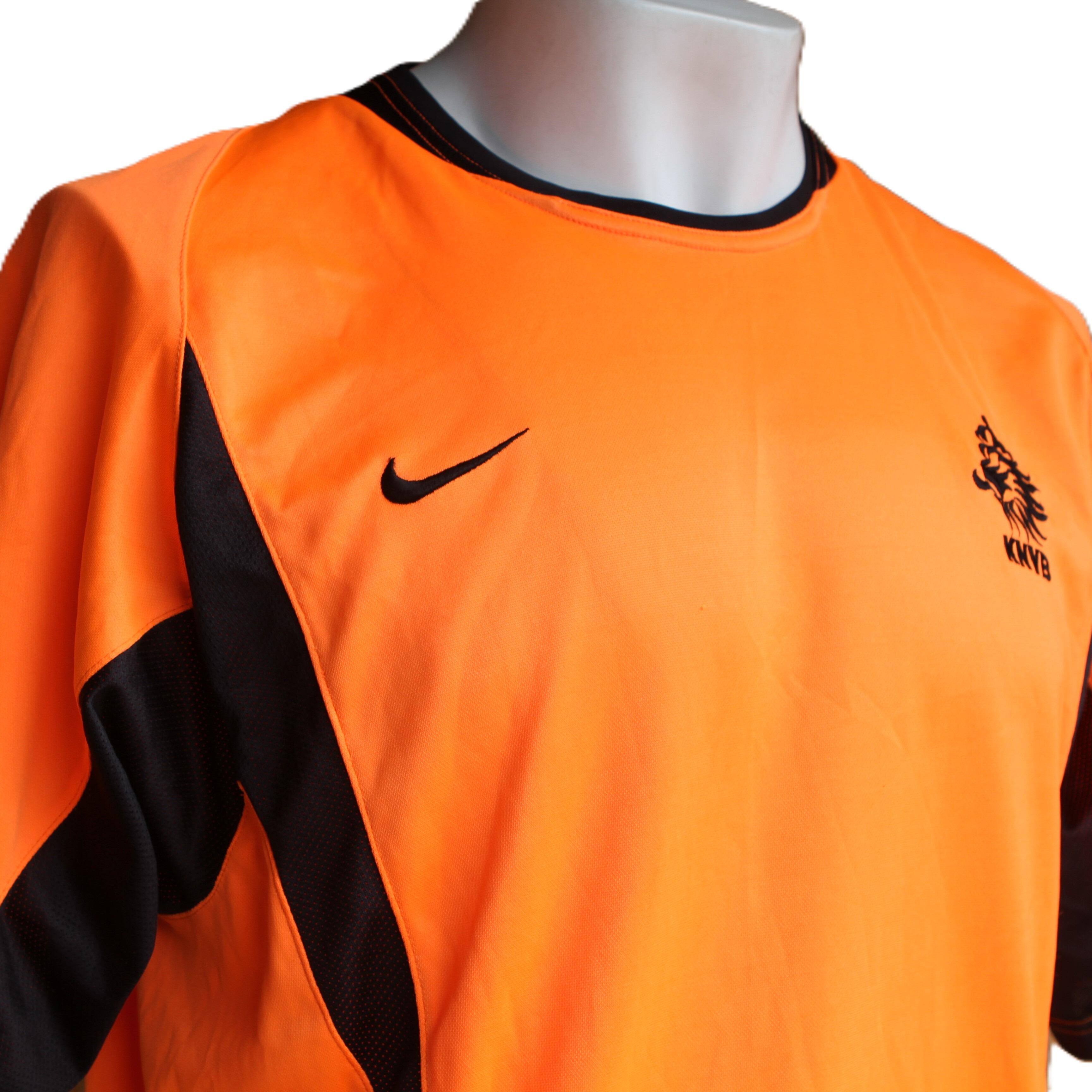 Fantastic Nike 2002-2004 Netherlands home football shirt featuring the KNVB crest- detail