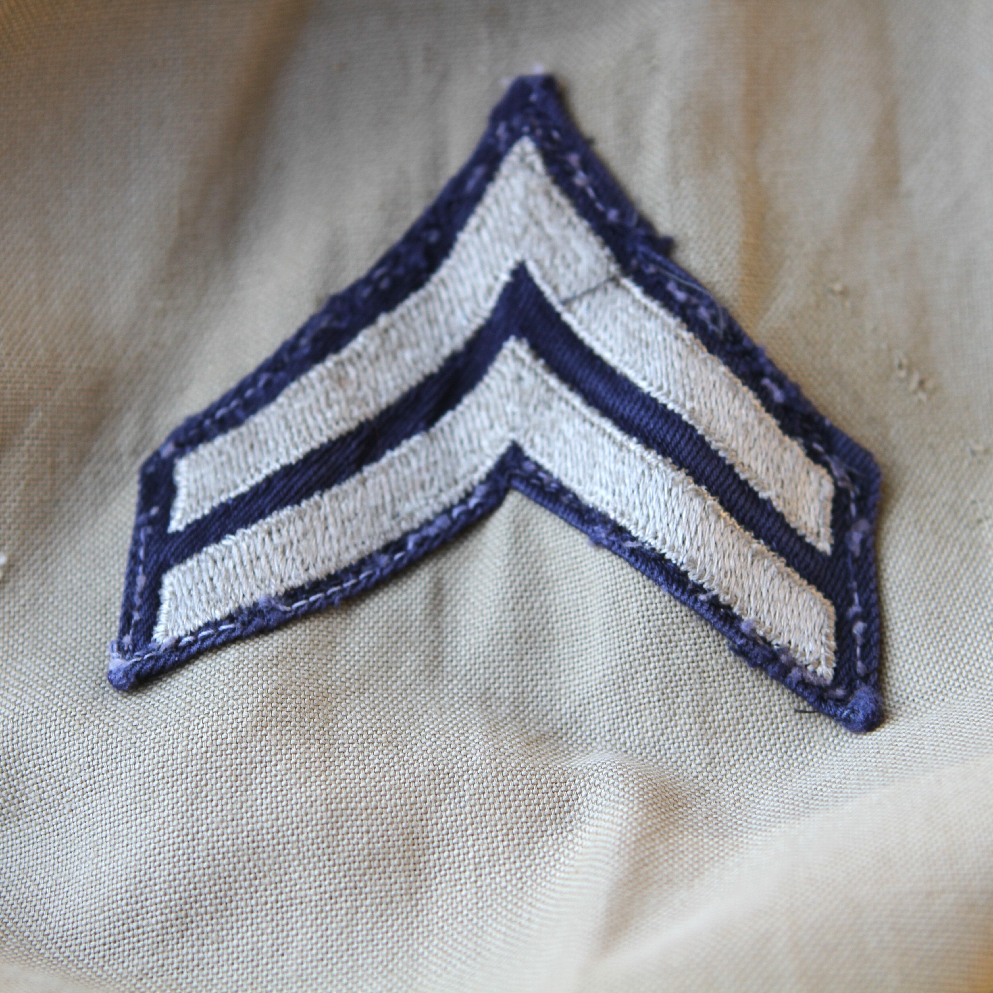 vintage US military shirt in khaki- badge detail