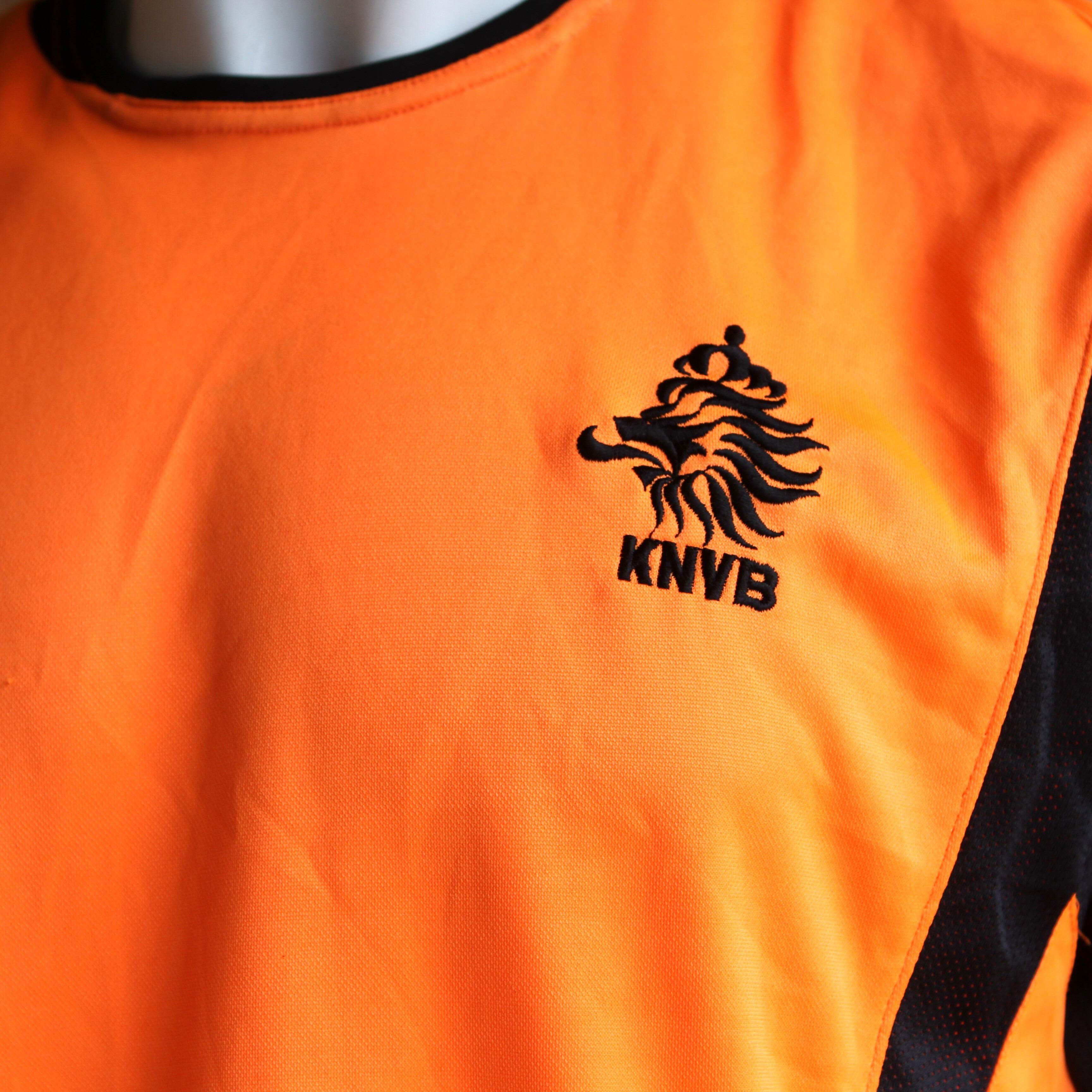 Fantastic Nike 2002-2004 Netherlands home football shirt featuring the KNVB crest- detail