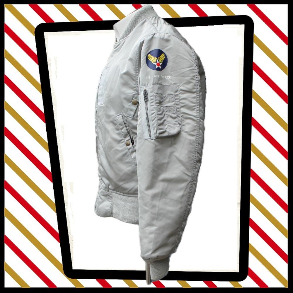 super cool Vintage I Spiewak & Sons Intermediate Flying MA-1 Bomber Reversible JACKET in light grey and black. Zip closure, ribbed collar, cuffs and waistband. Two hand pockets with press stud closure and a zipped pocket on the left arm, fully lined. Can be reversed so also has press stud pockets on the inside whichever way you choose to wear it. 100% nylon Made in USA