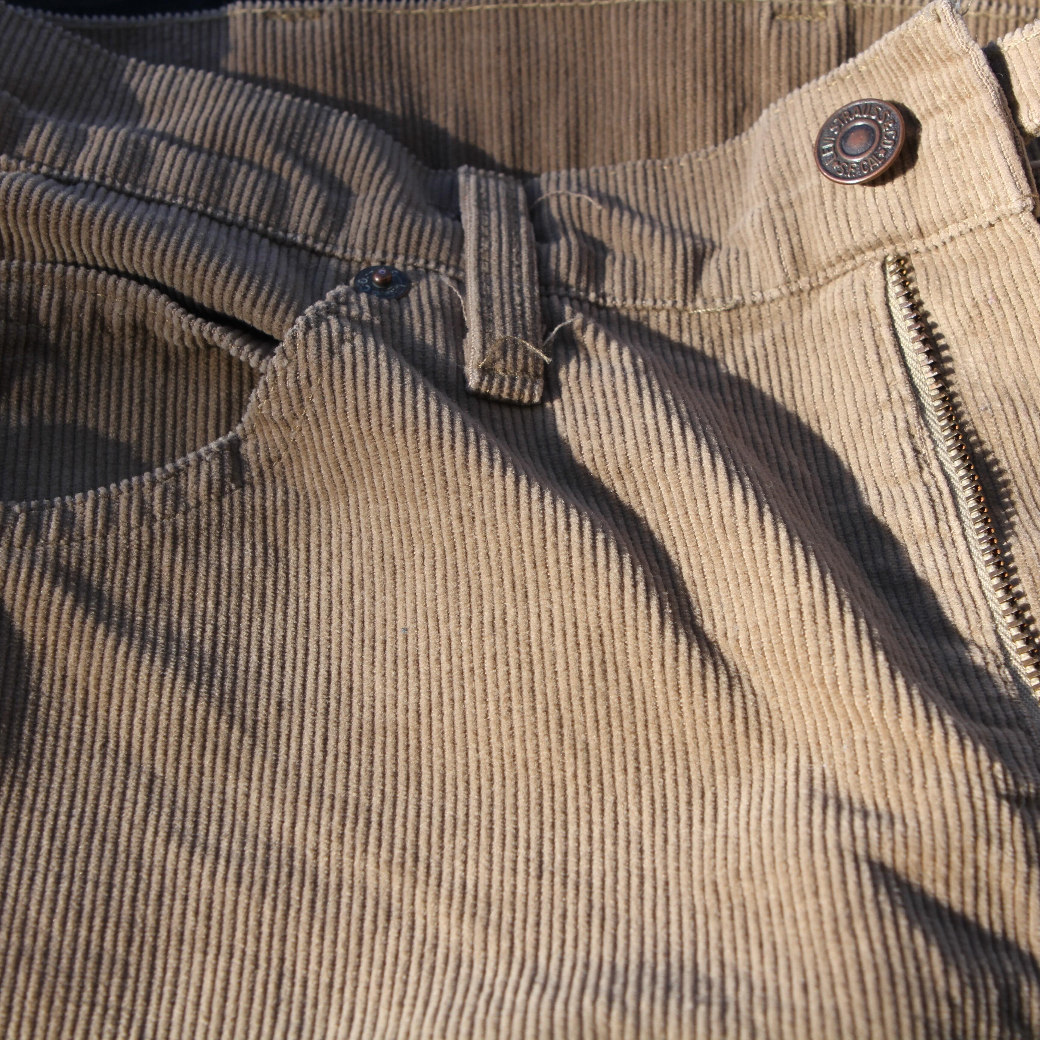 Cool pair of boot cut Levis needlepoint corduroy jeans/trousers- zip/button detail