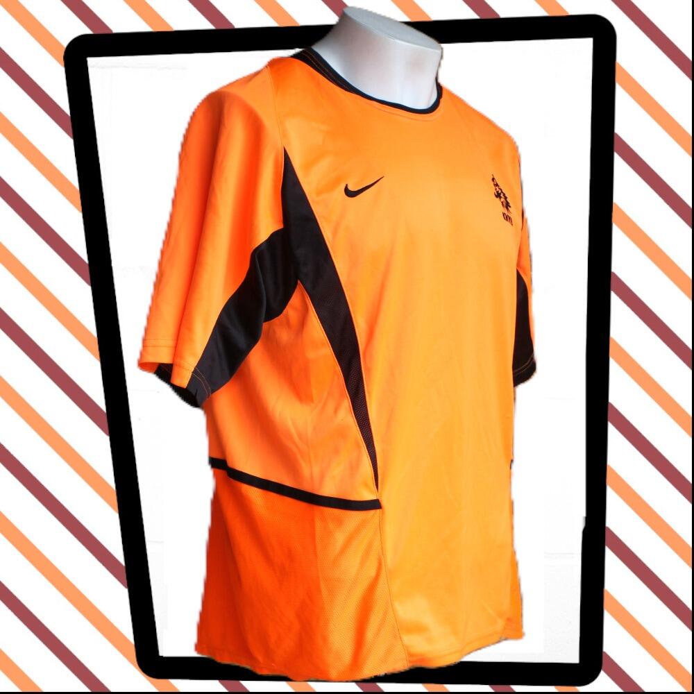 Fantastic Nike 2002-2004 Netherlands home football shirt featuring the KNVB crest- side view