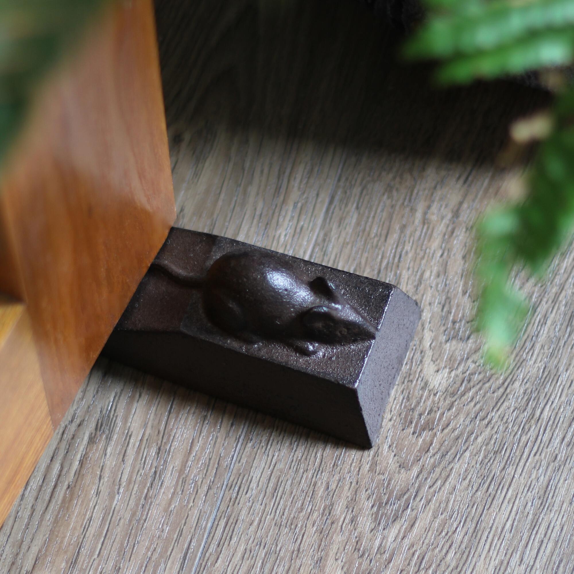 Cast iron mouse doorstop.