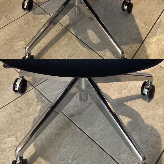 Base and castors of Hood i29 office chair