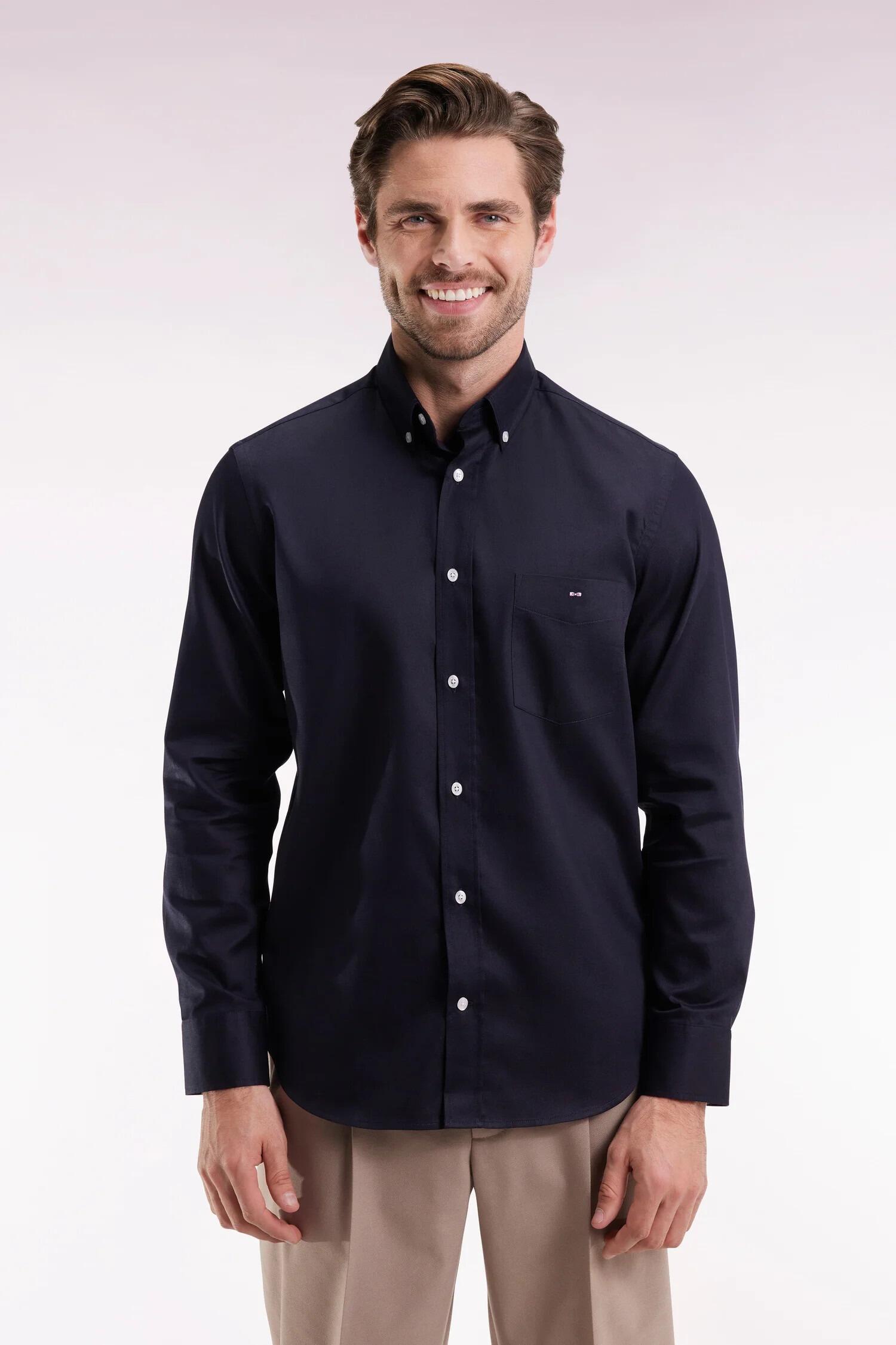 Men’s navy piqué shirt by Eden Park, close-up of embroidered bow-tie logo on patch pocket