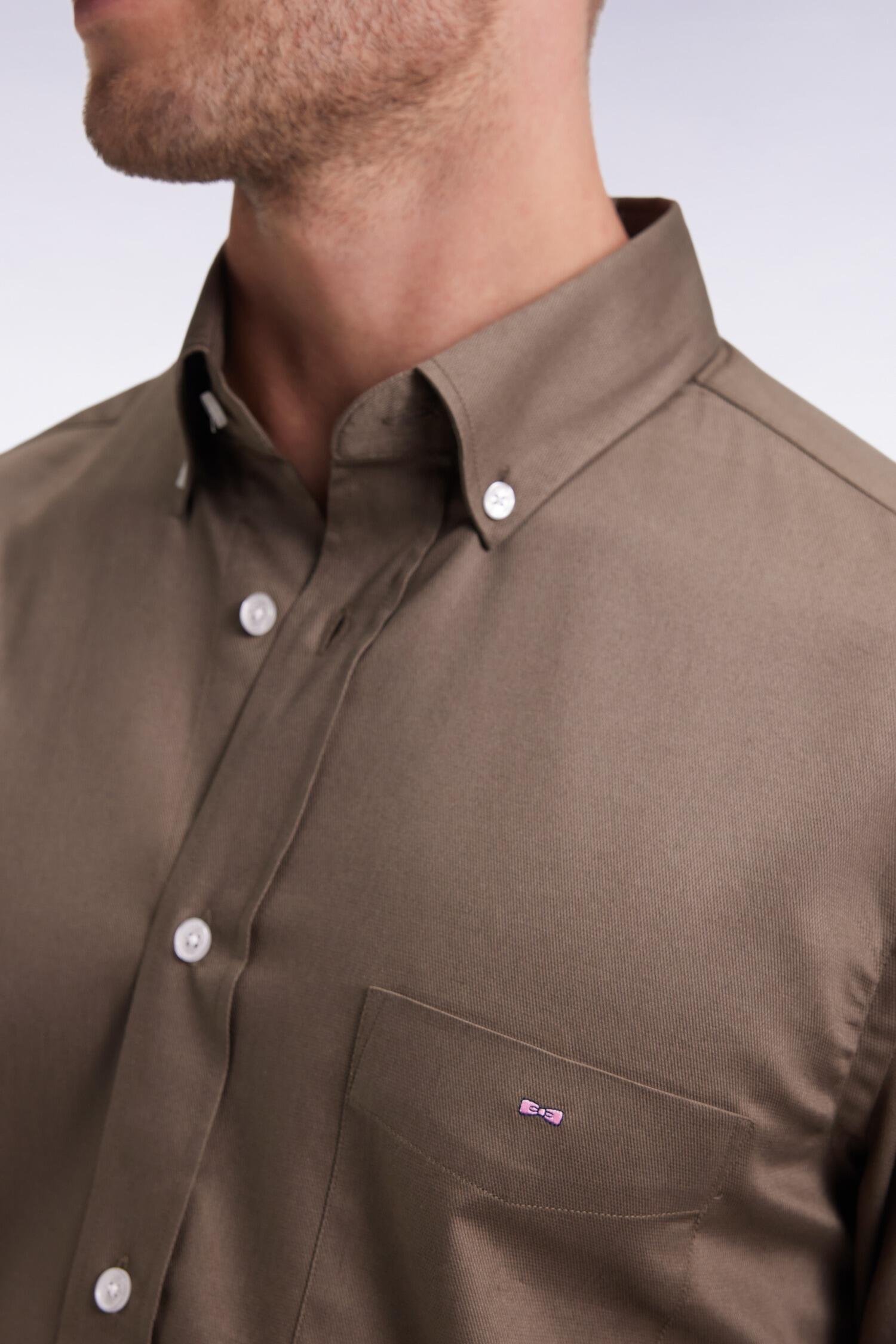 Men’s beige textured piqué shirt with back pleat, straight-cut silhouette