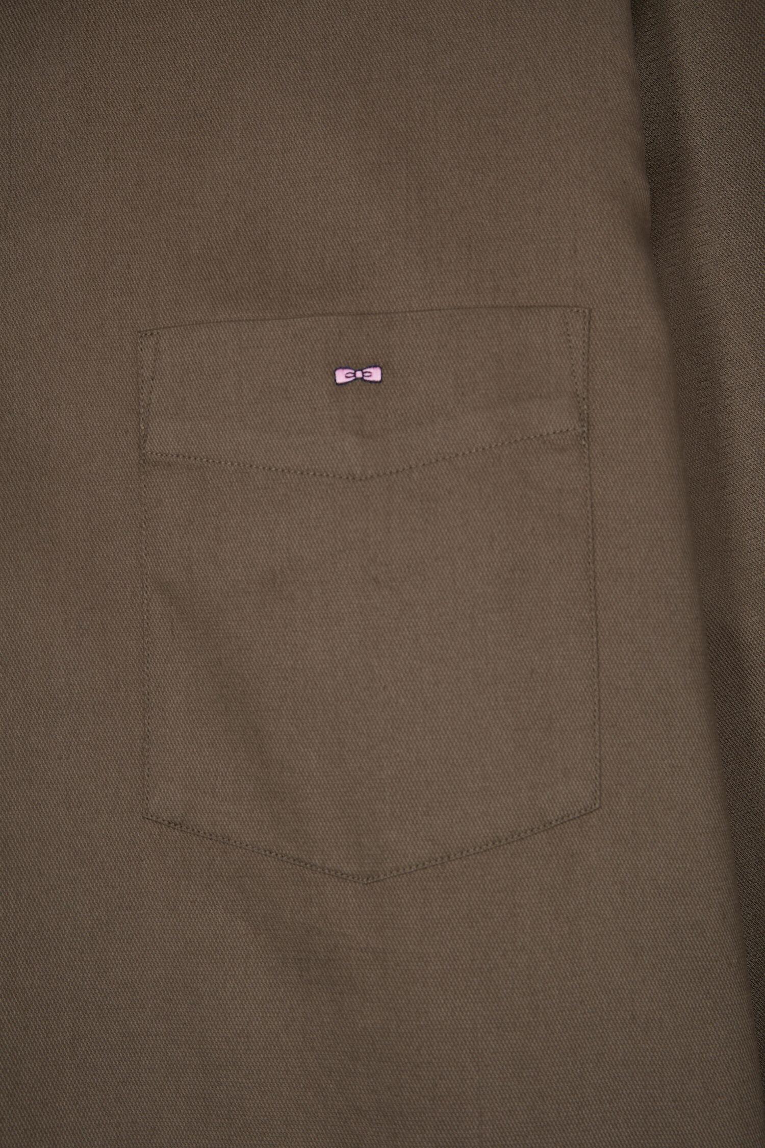 Close-up of beige piqué cotton shirt’s button‐down collar and Eden Park bow-tie logo on patch pocket