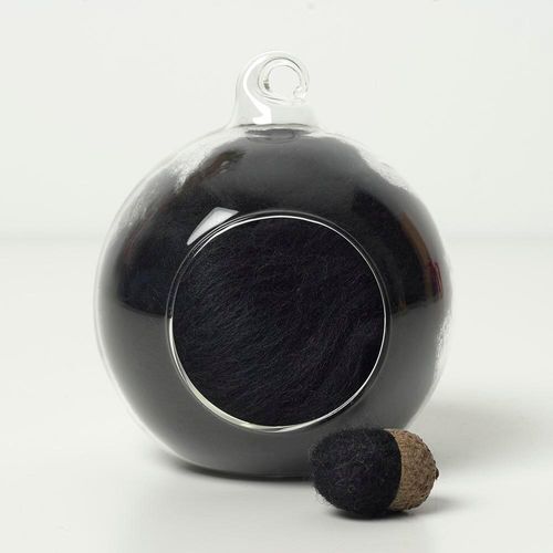 black 80 merino wool tops for needle felting and spinning in a 10g portion.