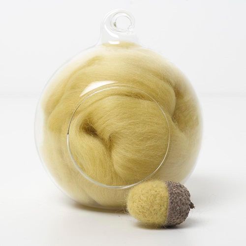 green 44 merino wool tops for needle felting and spinning in a 10g portion.