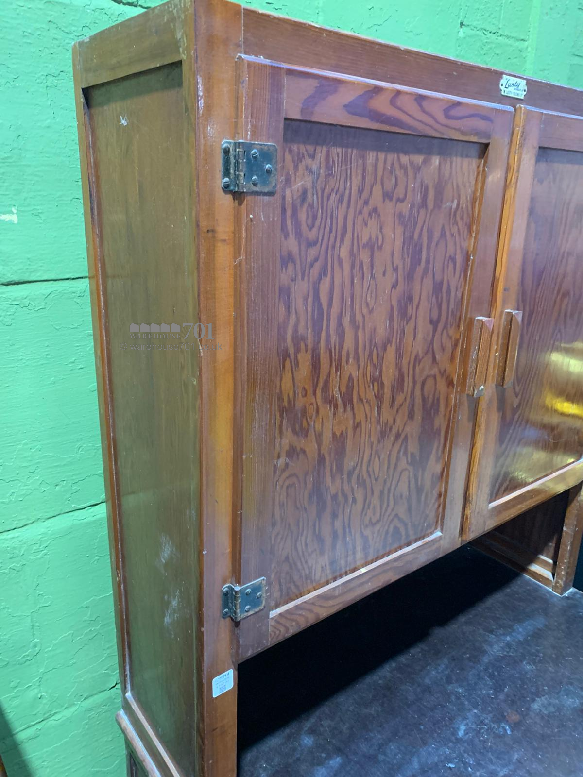 "Lusty" kitchen cupboard