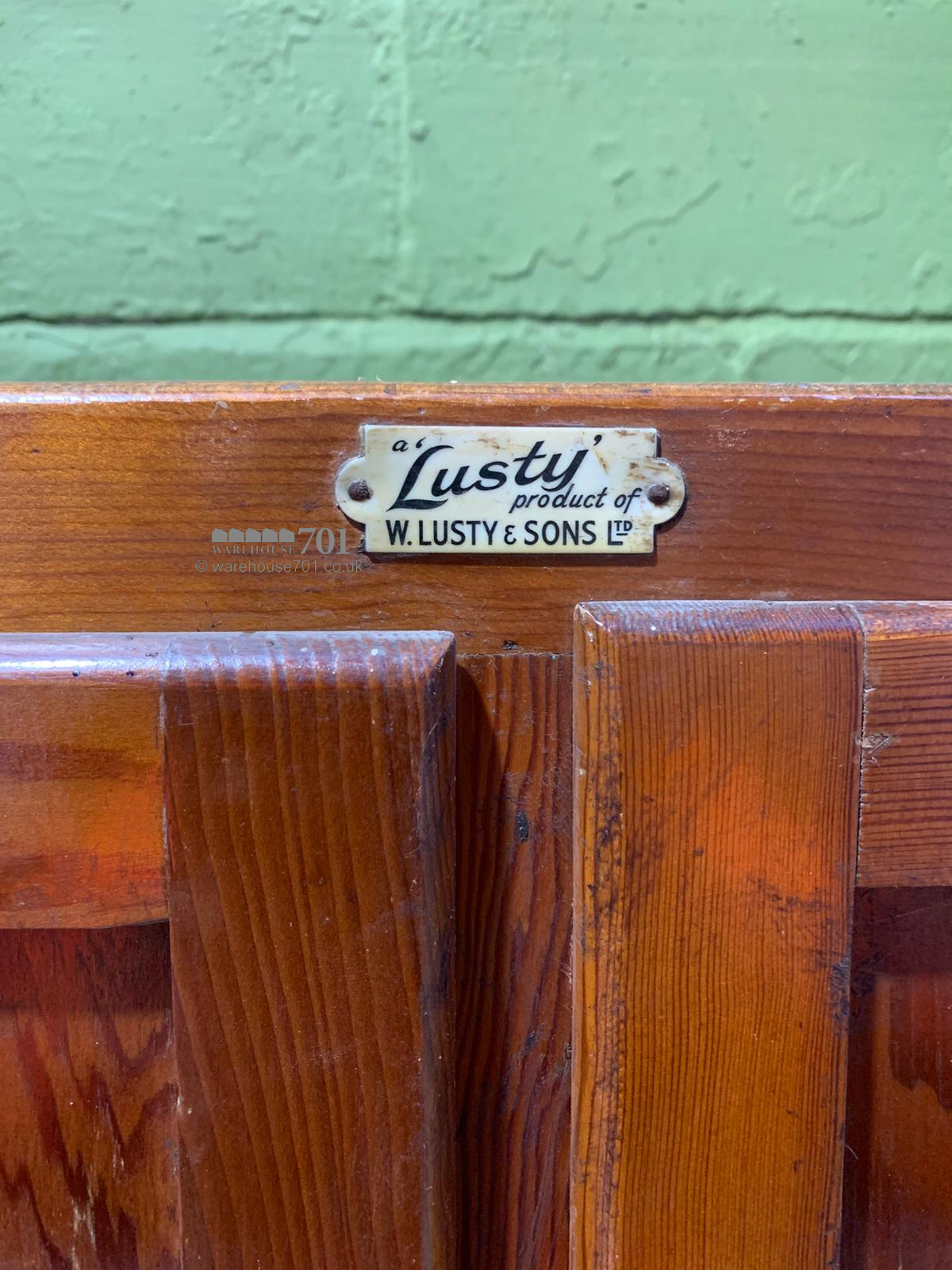 "Lusty" kitchen cupboard