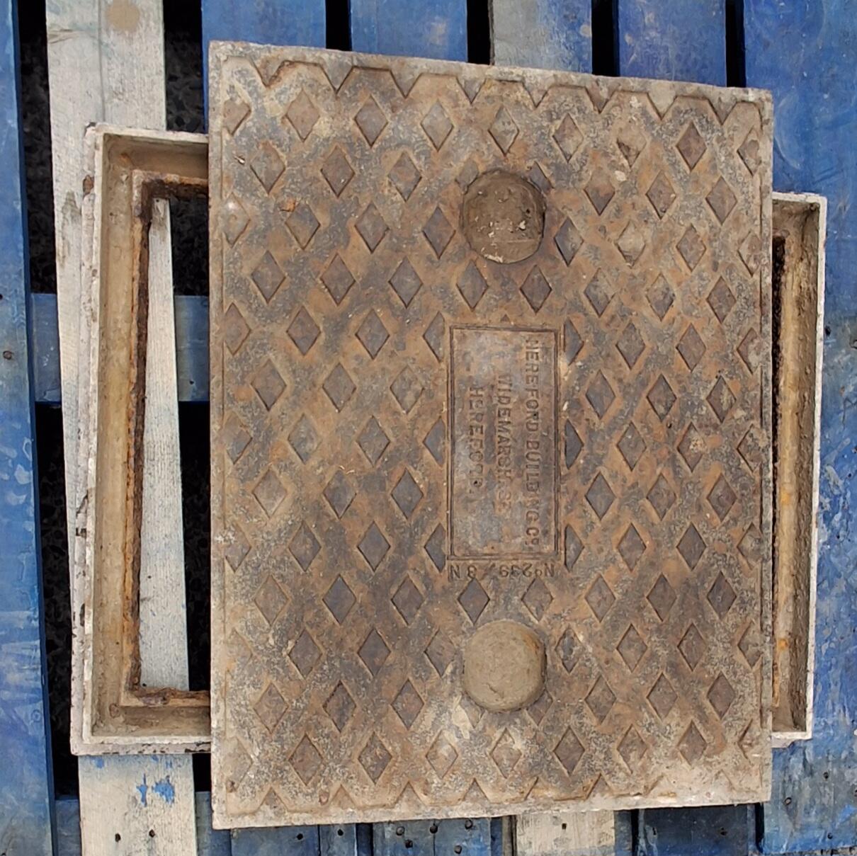 Hereford Manhole Cover with Frame 66cm x 50cm