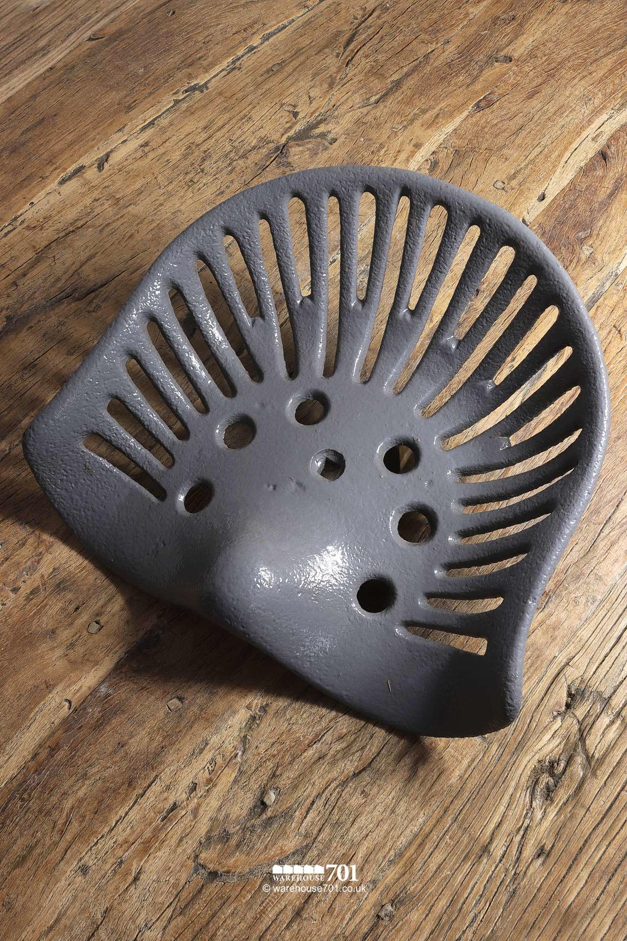 Stylish Antique Grey Painted Cast Iron Pierced Tractor Seat (HXT)