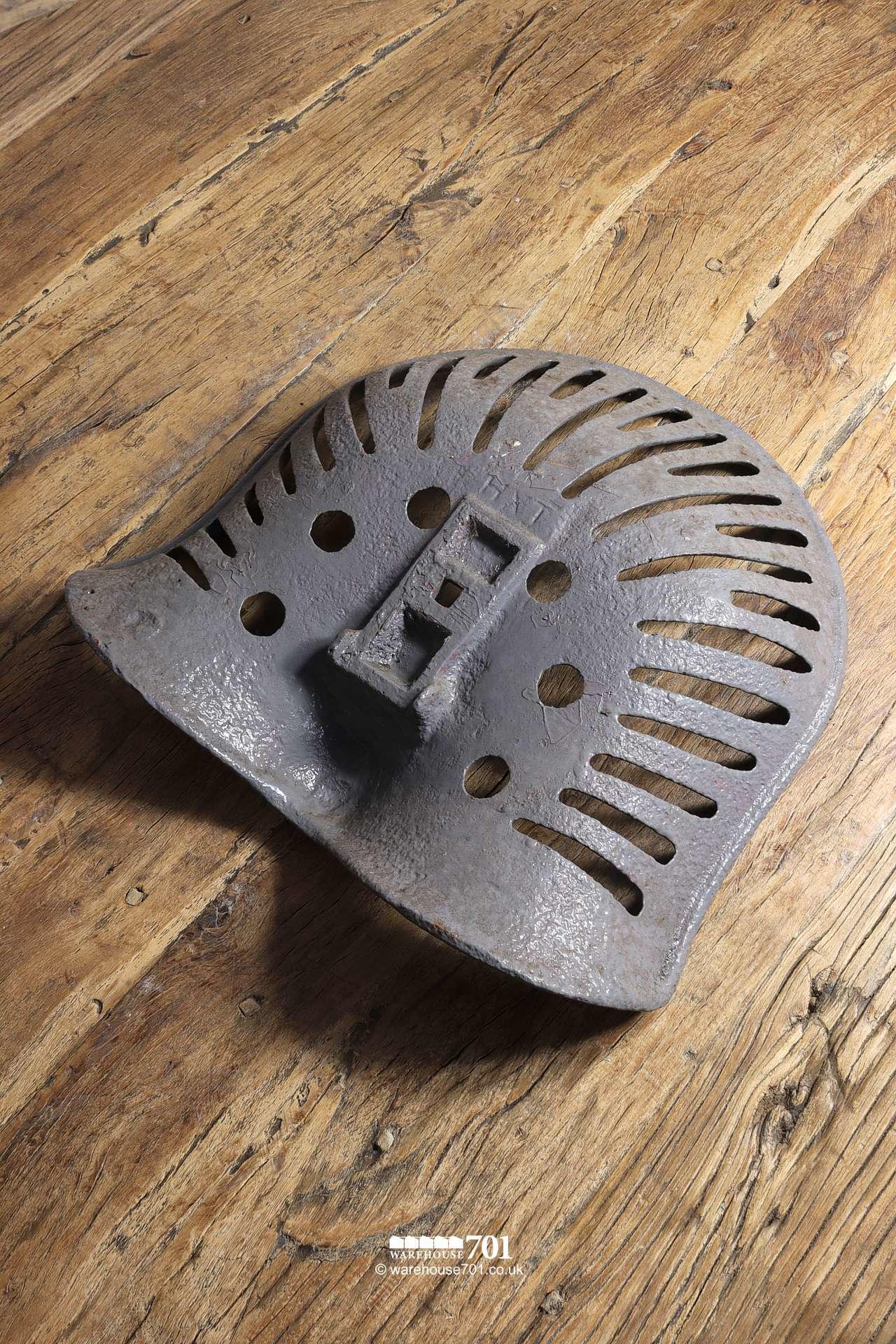 Stylish Antique Grey Painted Cast Iron Pierced Tractor Seat (HXT)