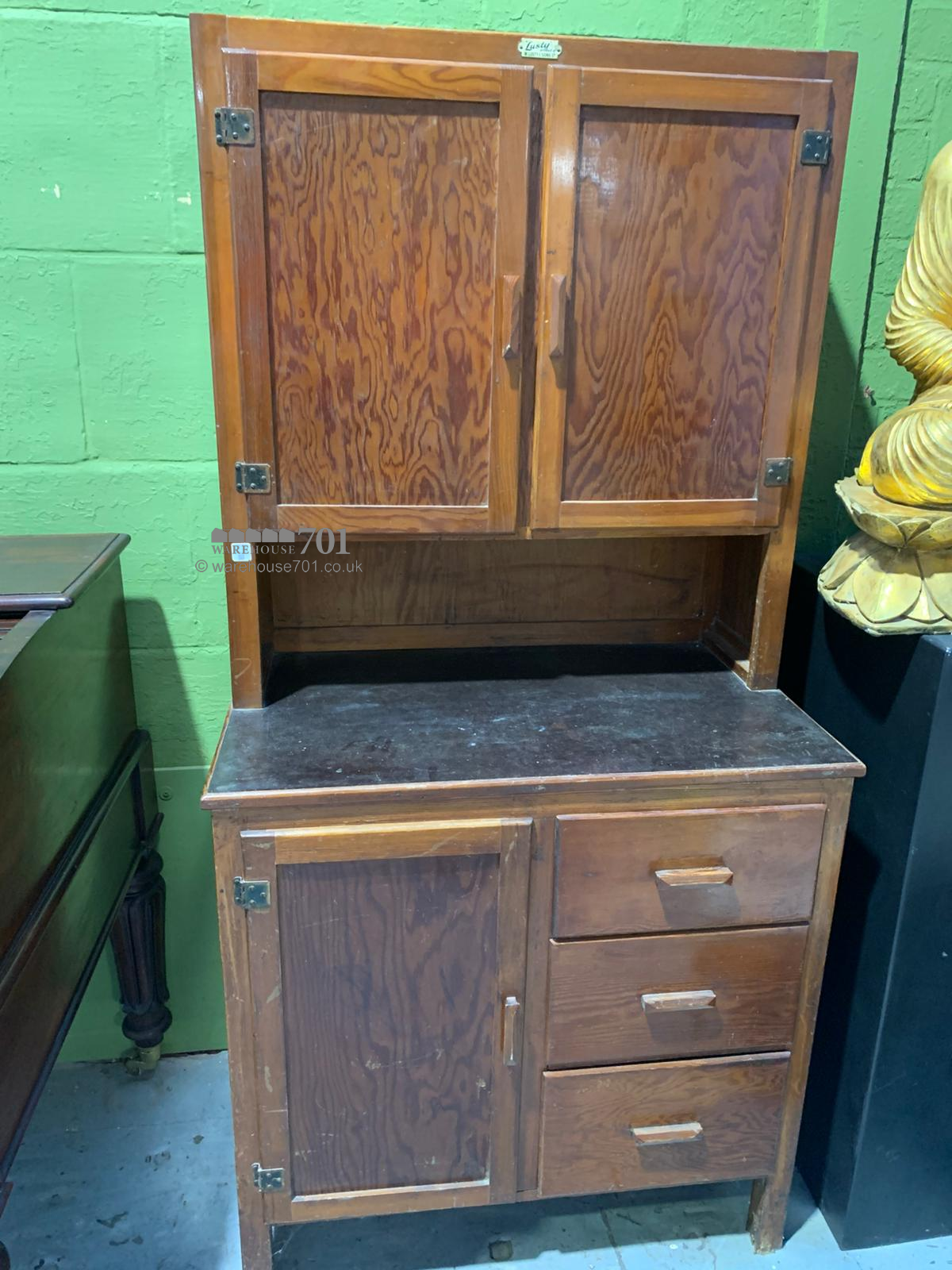 "Lusty" kitchen cupboard
