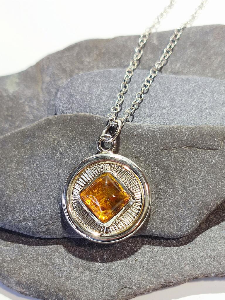 A custom commission using Amber