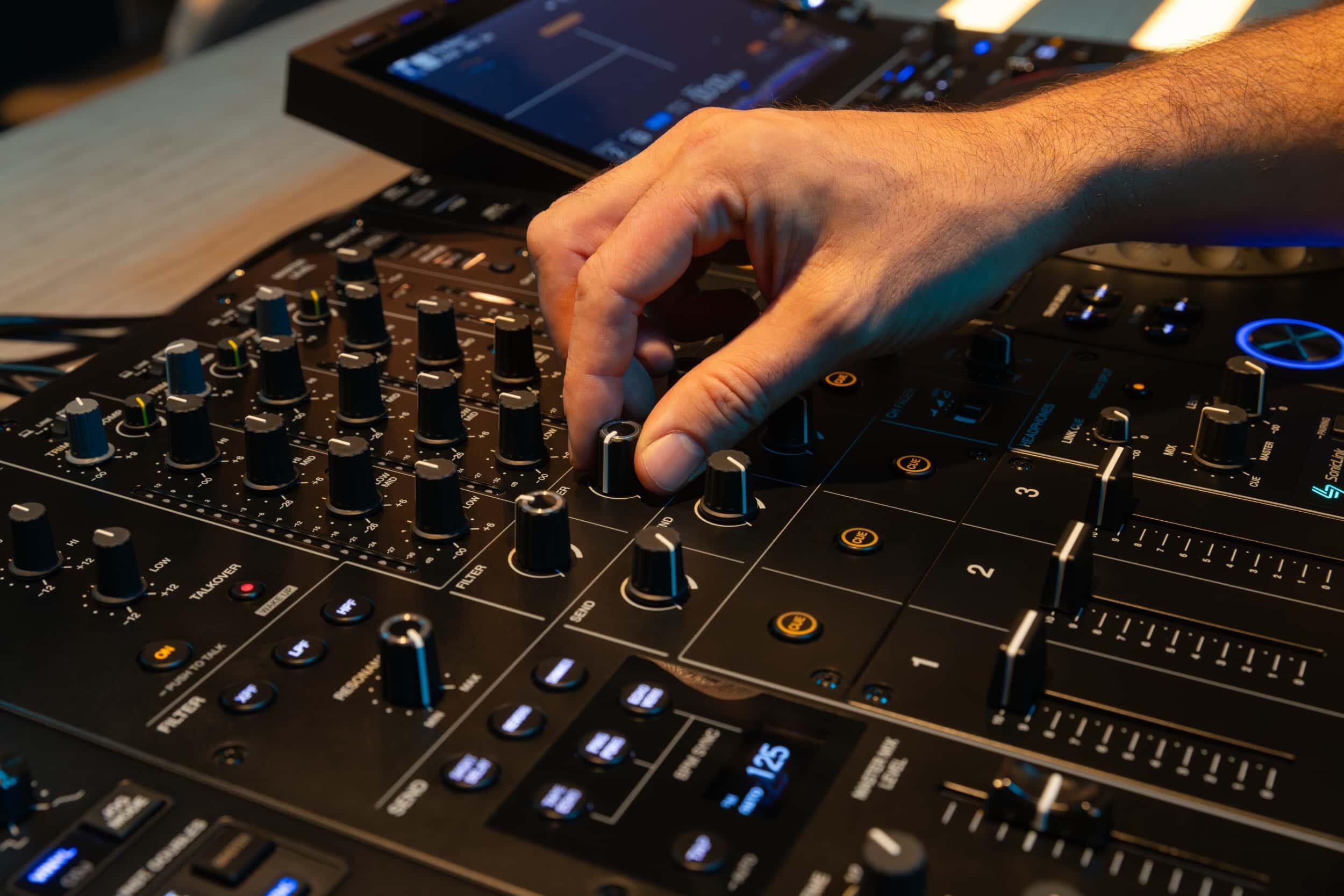 AlphaTheta DJM-V5 lifestyle image 2