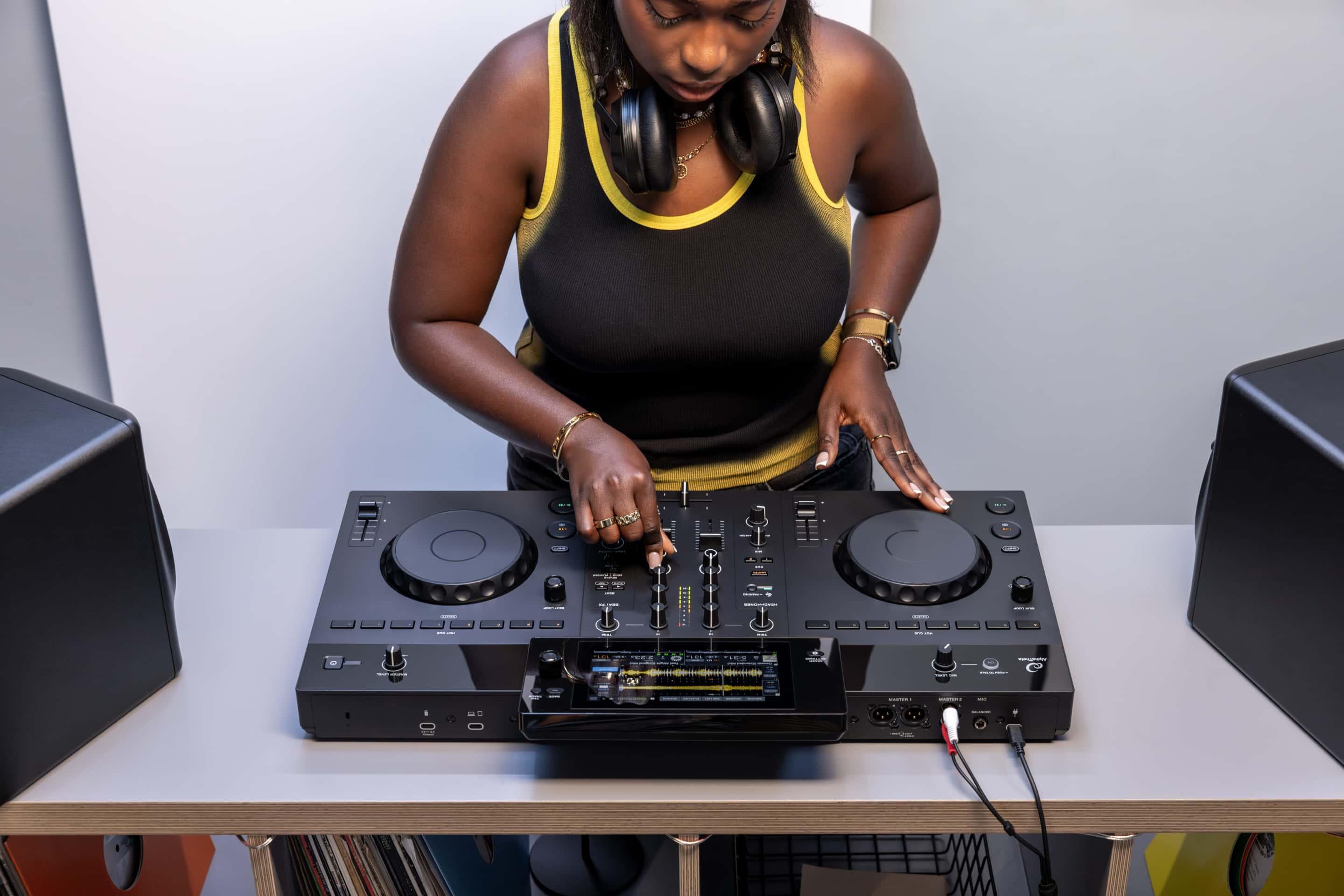 AlphaTheta XDJ-AN lifestyle image 1