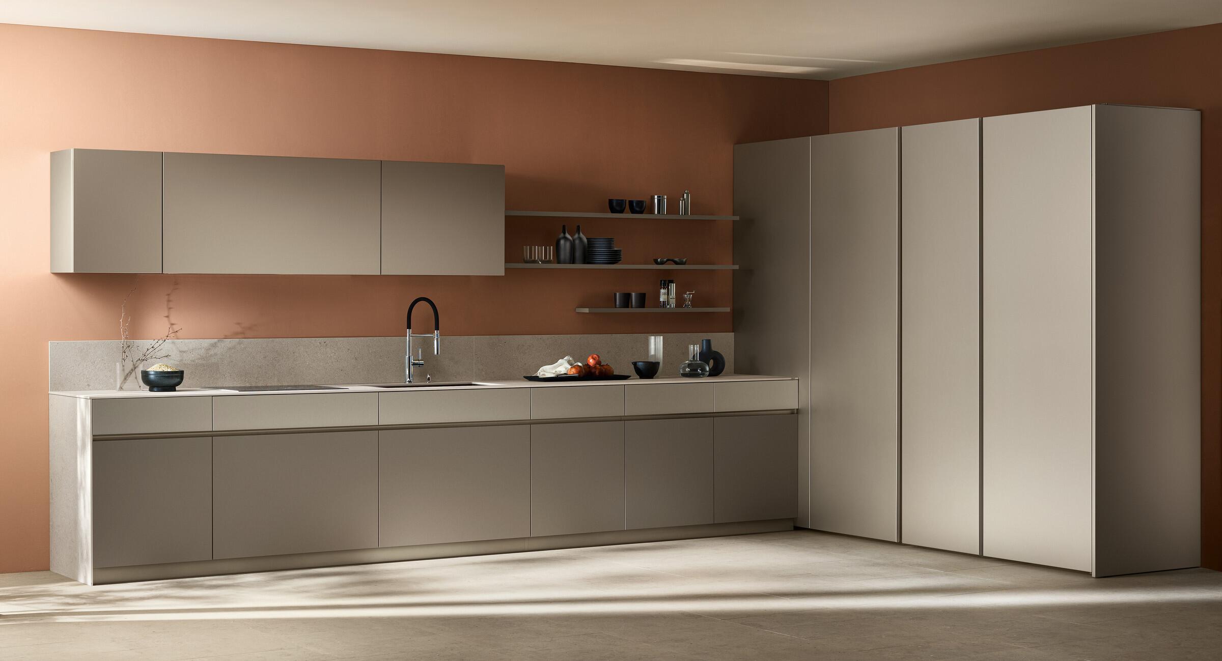 Scavolini Poetica kitchen – Corner composition, Dust decorative melamine and Perlage pearl-effect matt lacquered doors