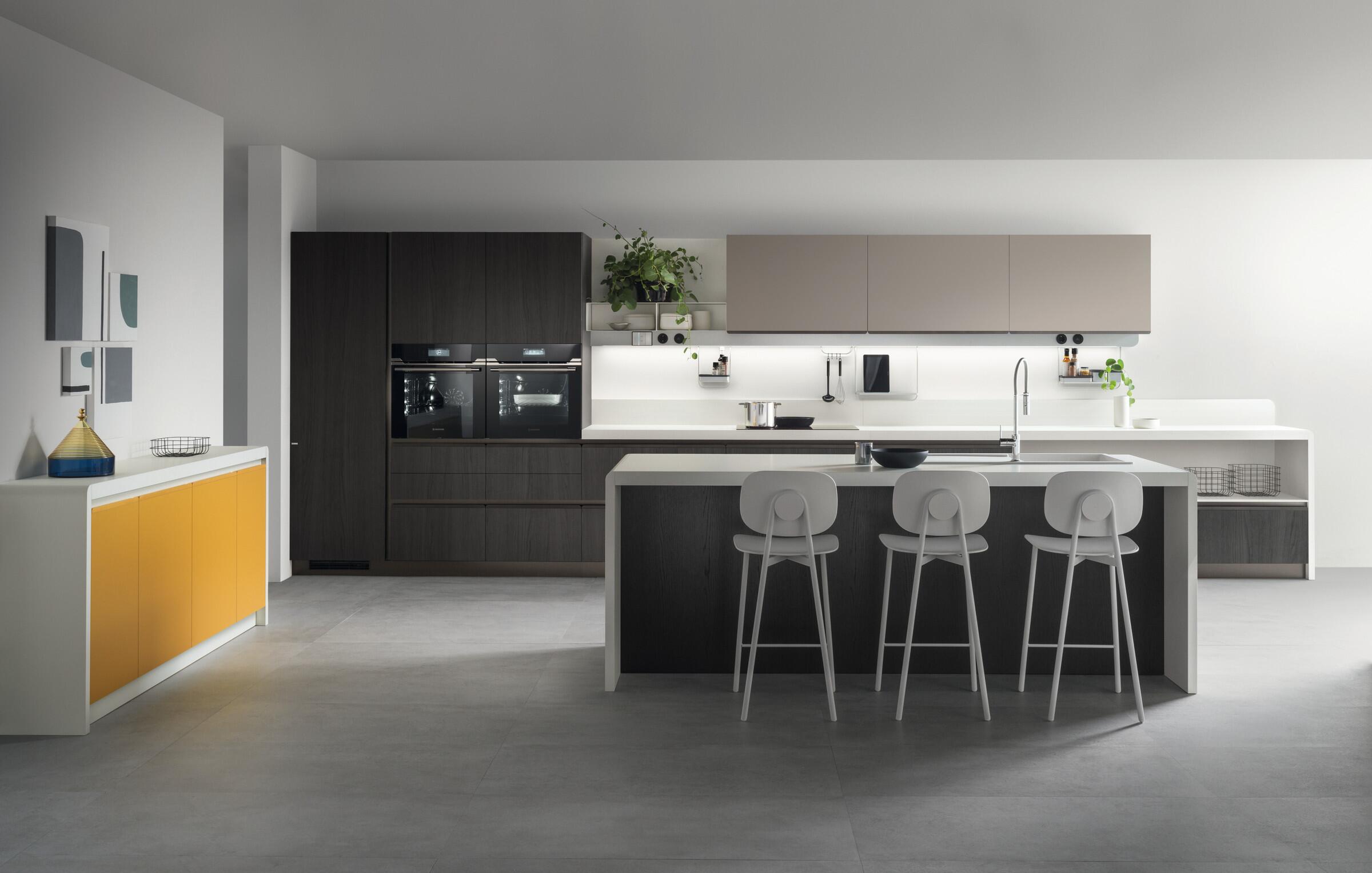 Scavolini Dandy Plus kitchen island with yellow end panel and bar stools