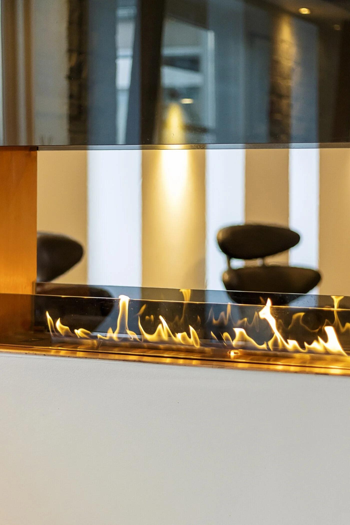 Montreal Vue fire with flames below a tall glass window