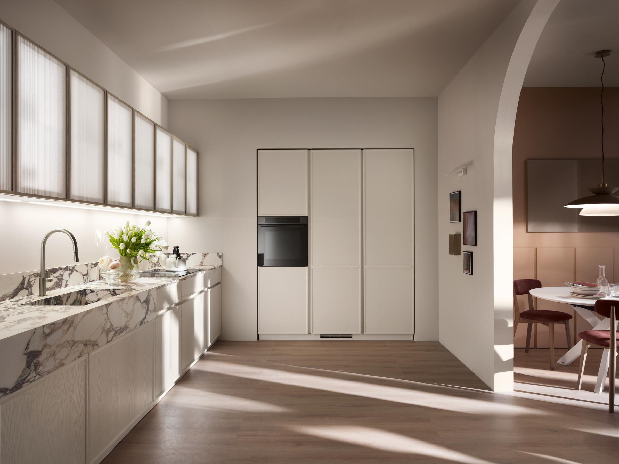 Scavolini Poetica kitchen – Linear composition, Rice Ash and Pecan Ash wooden frame doors with Satin finish Ribbed glass