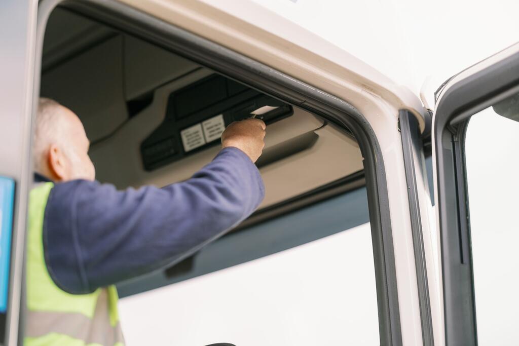 Going digital: how remote downloading simplifies tachograph compliance