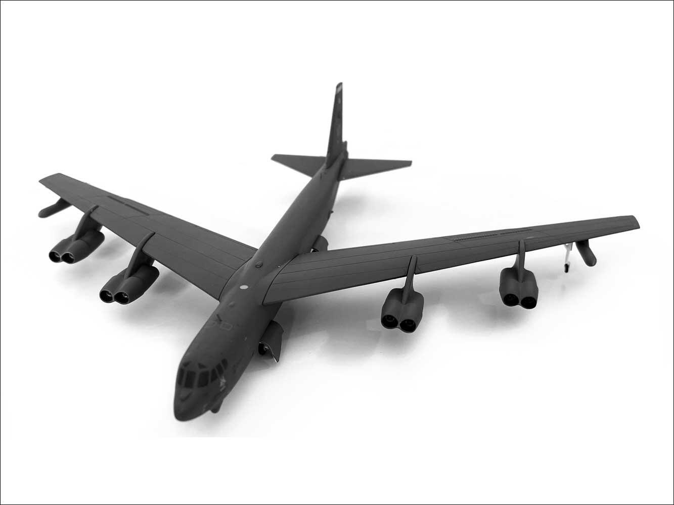 highly detailed Boeing B-52H Stratofortress diecast model in 1:200 scale