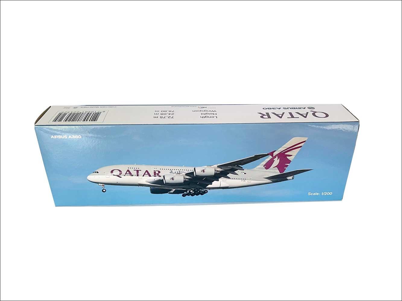 Qatar desktop model airplane