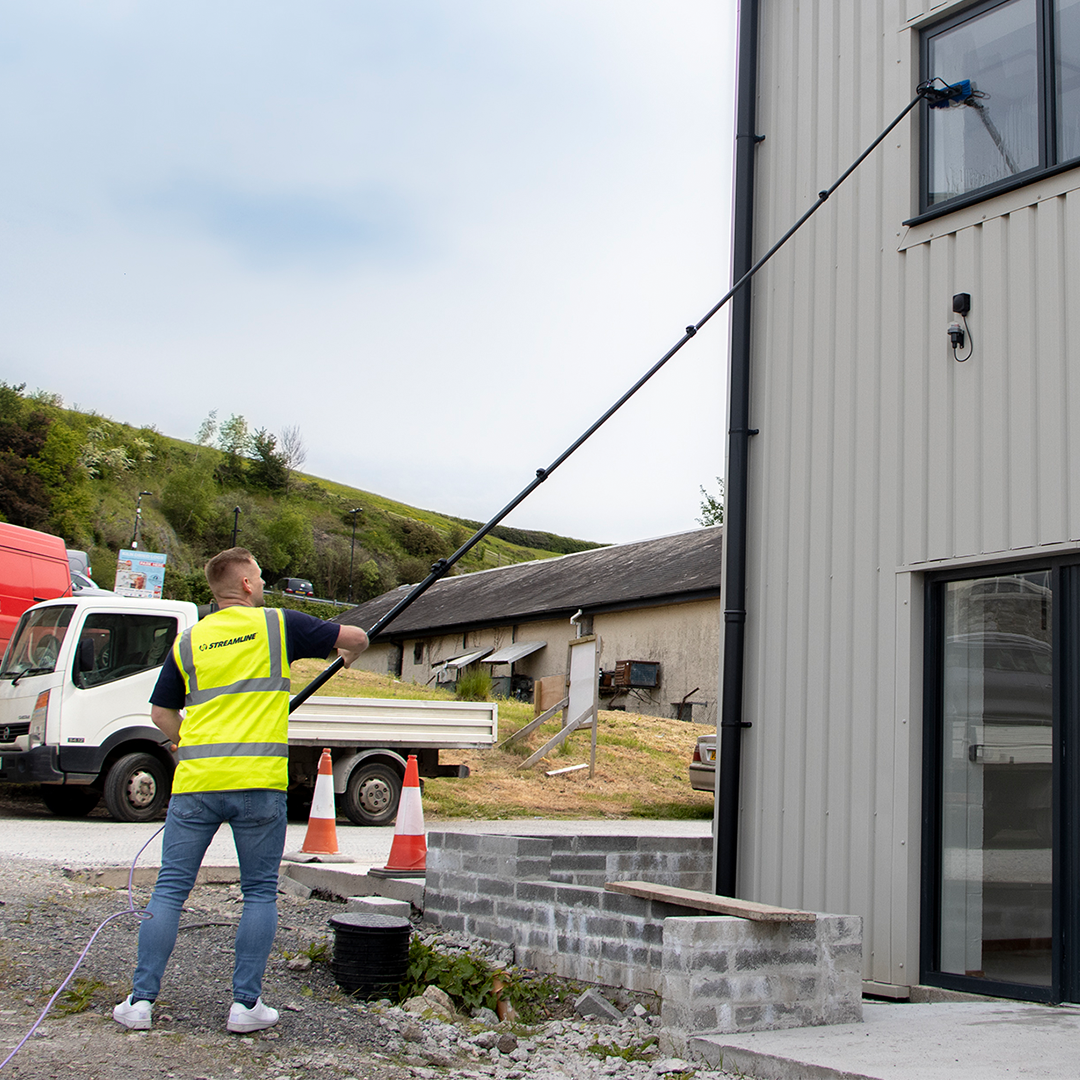 Streamline® OVA8® 24T Carbon Fibre Telescopic Waterfed Pole – 9.1mtr / 30ft in use