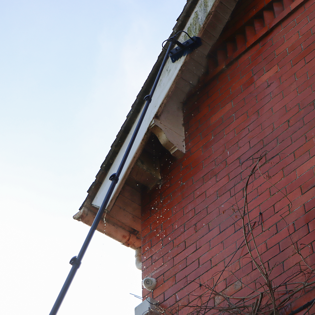 Streamline® Ova8® 30T Carbon Fibre Telescopic Waterfed Pole – 10.7mtr / 35ft in use