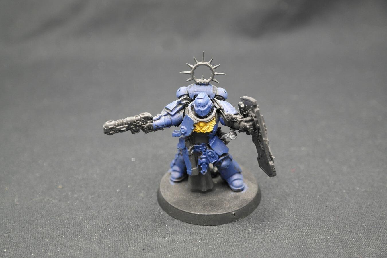Primaris Lieutenant with neo-volkite pistol – front profile