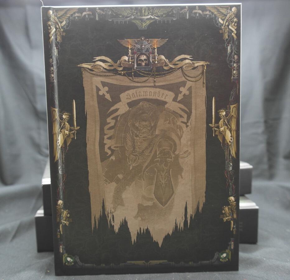 Front cover foiling – close-up Salamander