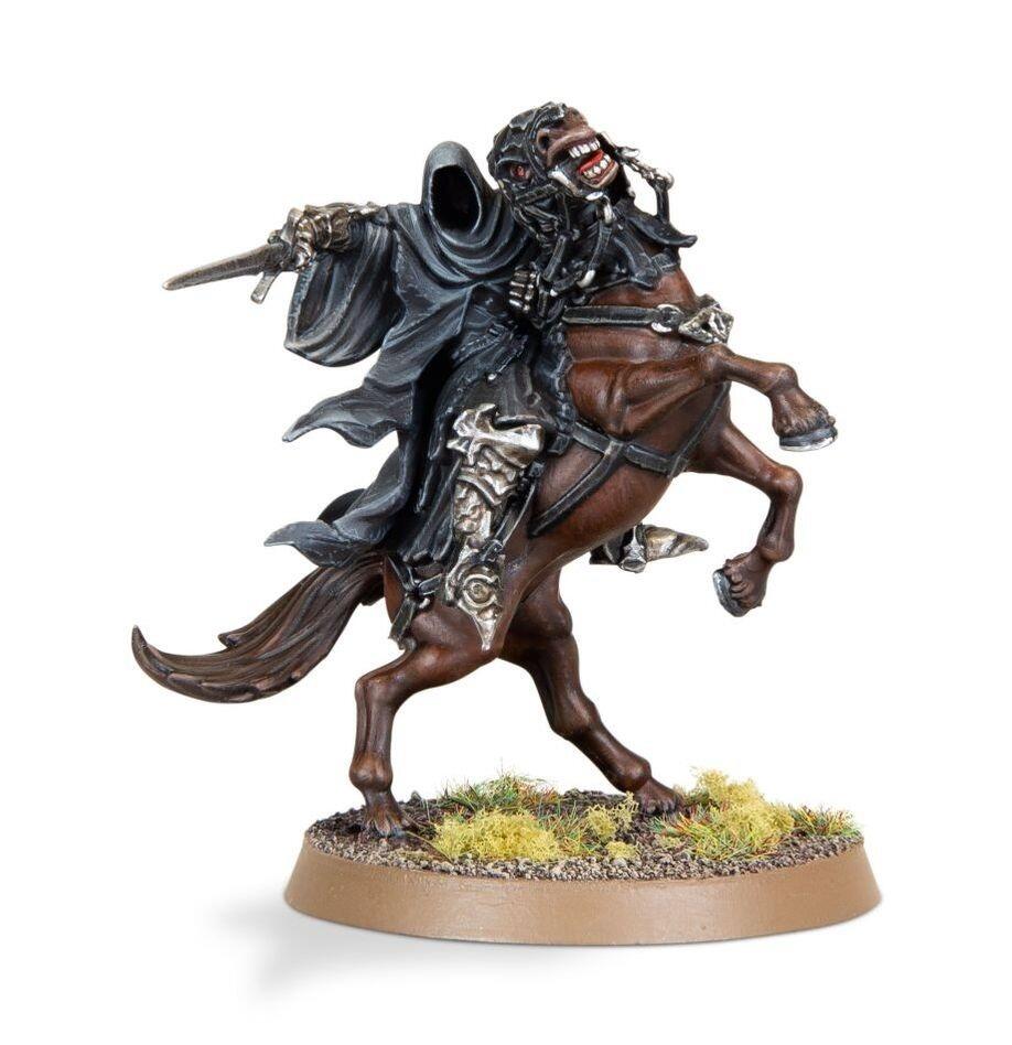 Close-up of Witch-king’s tattered cloak and crown