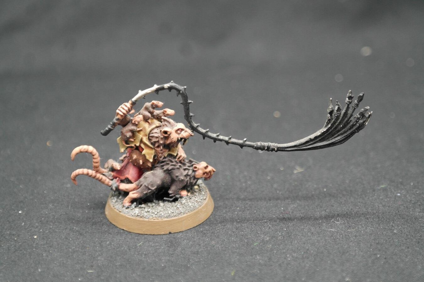 Skweel Gnawtooth Skaven hero – front view