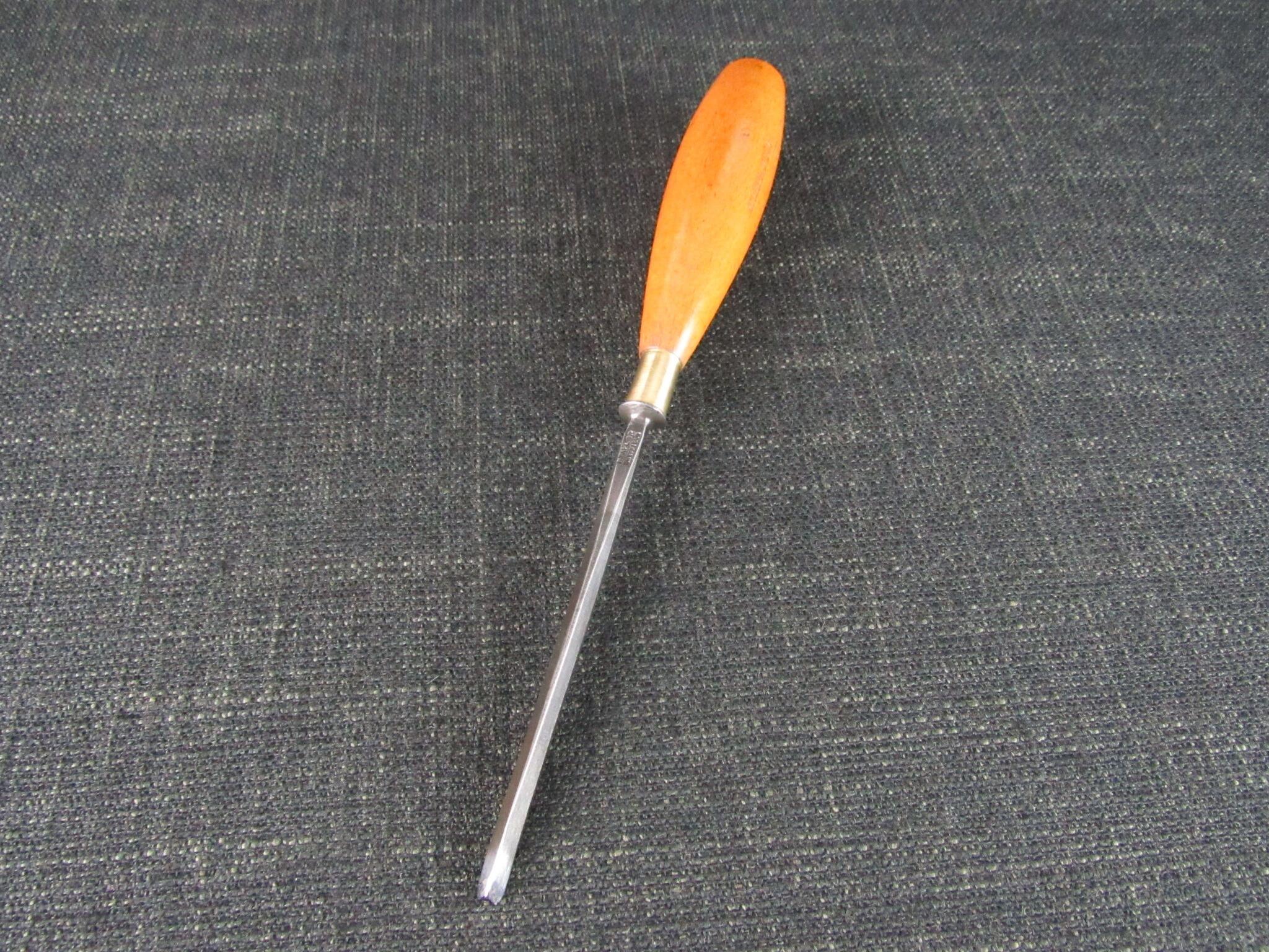 HENRY TAYLOR 3/16 inch V Carving Gouge - No 7 Sweep
