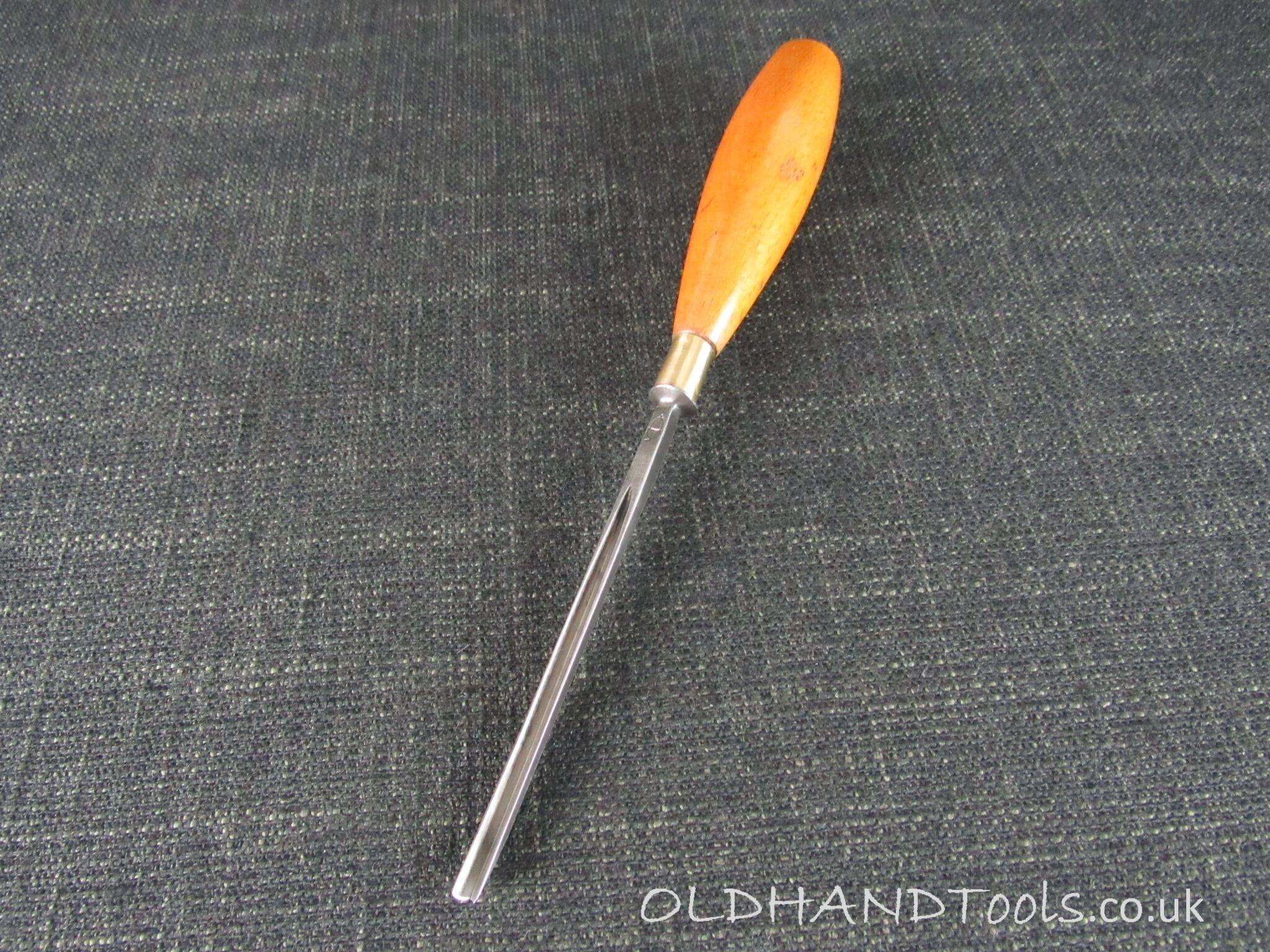 HENRY TAYLOR 3/16 inch V Carving Gouge - No 7 Sweep